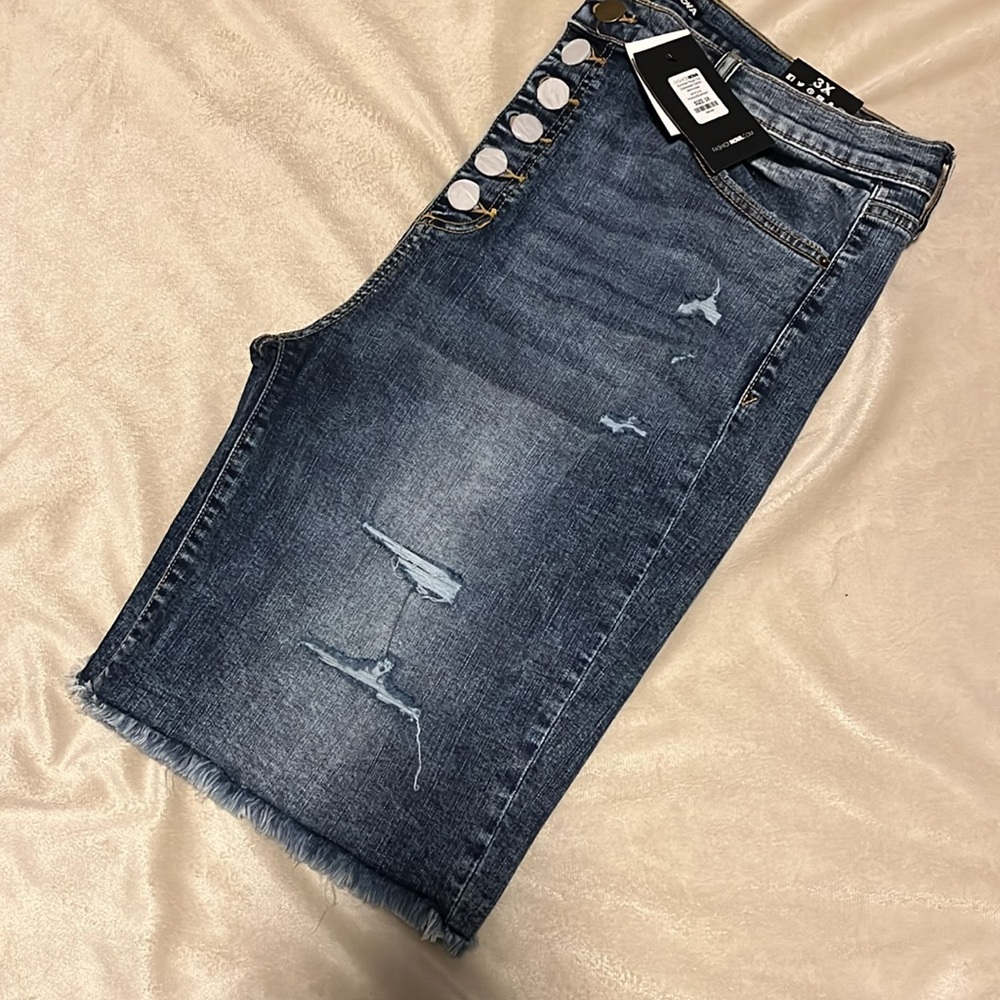 *NEW* Bermuda Ripped Short - Picture 2 of 4